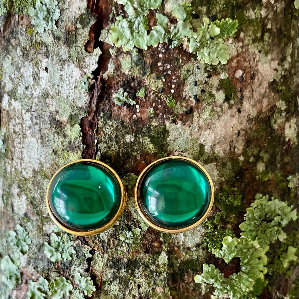 Vintage Gold-Tone Emerald Green Glass Cabochon Clip Earrings ❤️